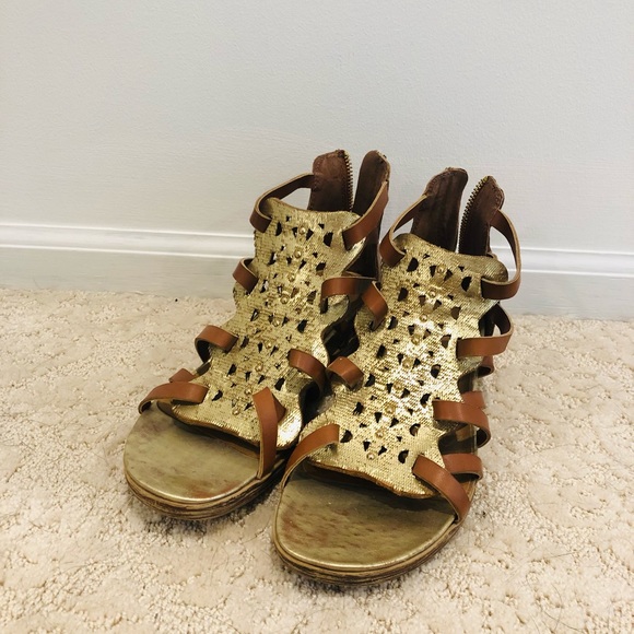 OTBT Gold tone & brown gladiator sandals size 7. Great condition! - Picture 1 of 2